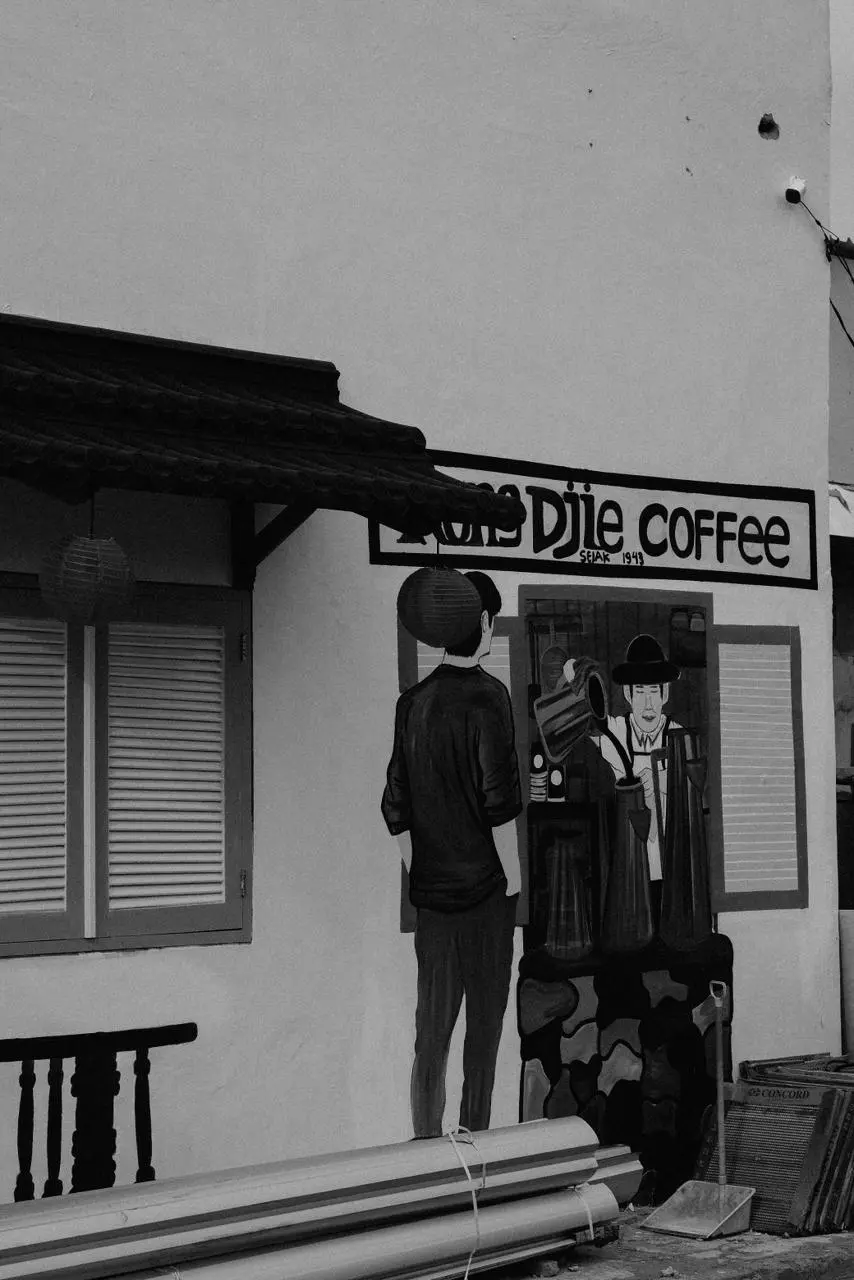 Proses menuangkan kopi Kong Djie